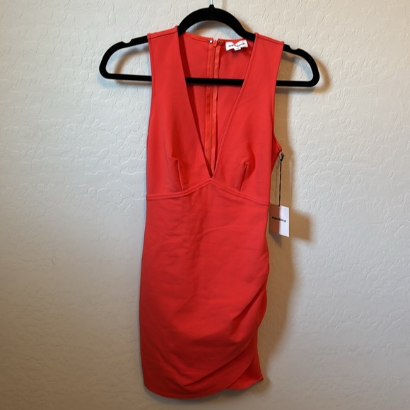 NWT SUPERDOWN Mini Dress Women’s XS Skye Ruched Flame Orange/Red Bodycon Plunge - Picture 2 of 5